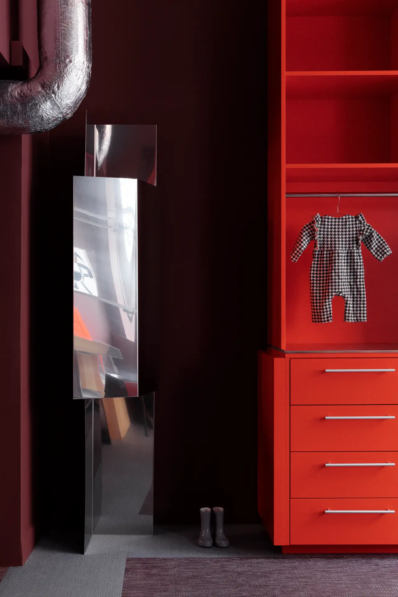 Lola Legacy – detail with red curtain