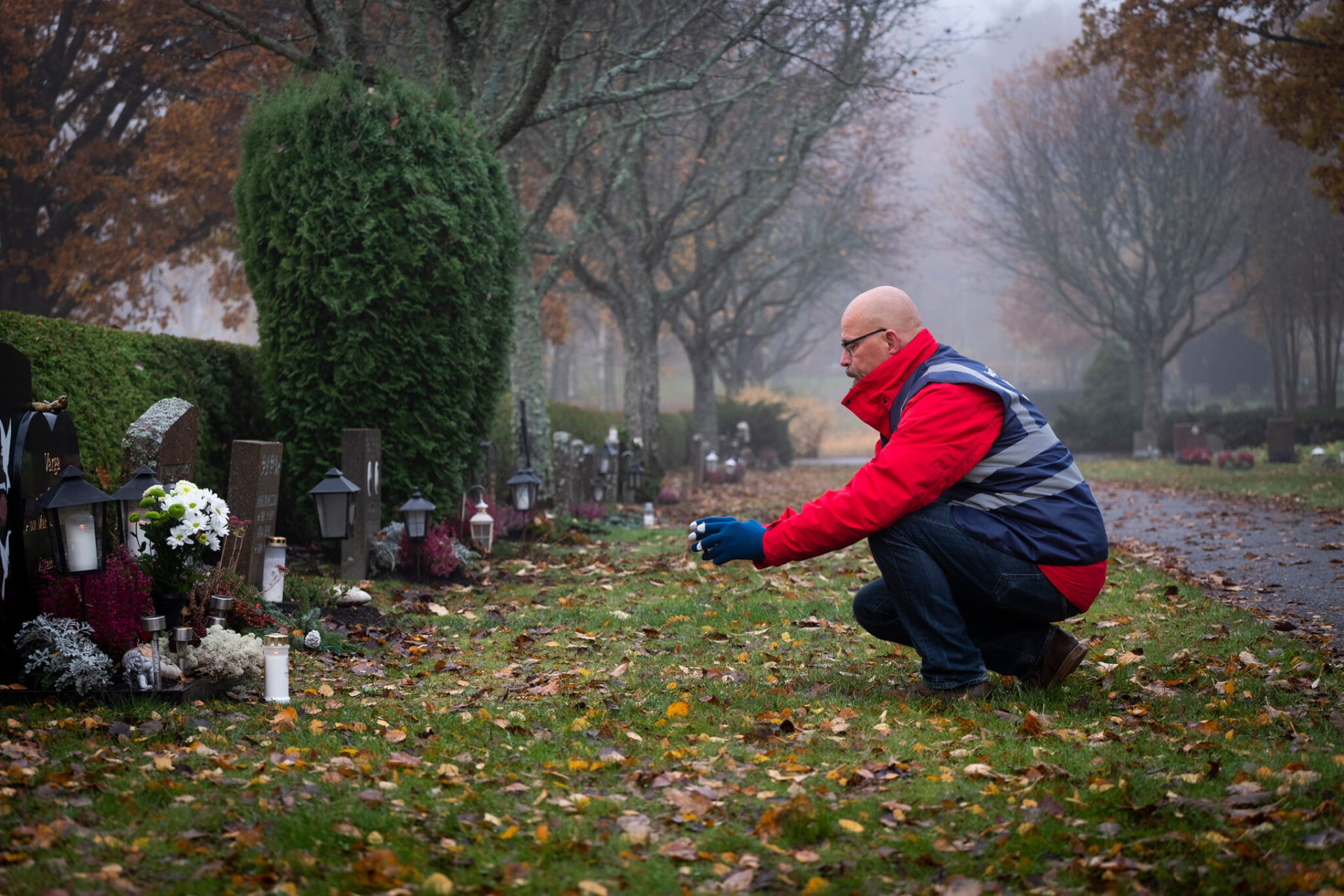 Ljusa Minnen – a candle lit at a grave