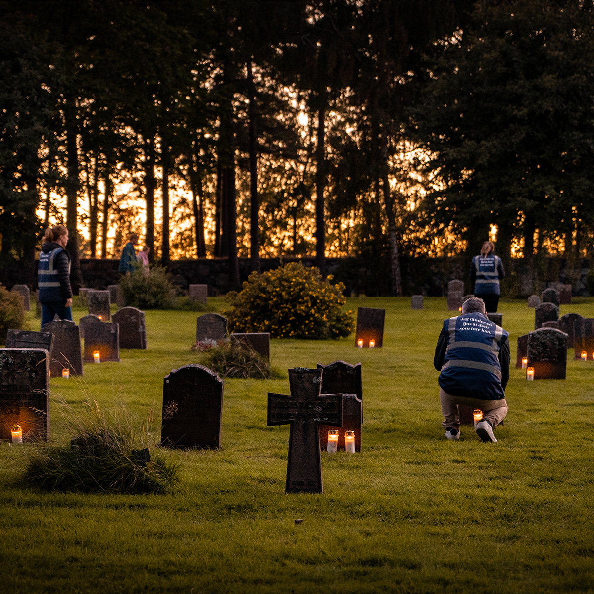Ljusa Minnen – volunteers lighting candles at graves